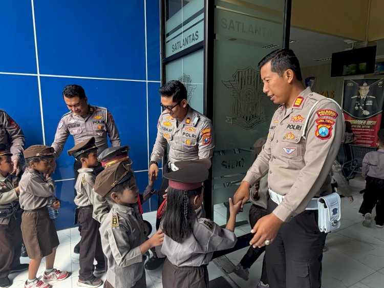 Polisi Sahabat Anak : Polresta Sidoarjo Edukasi Tertib Lalu Lintas Sejak Dini
